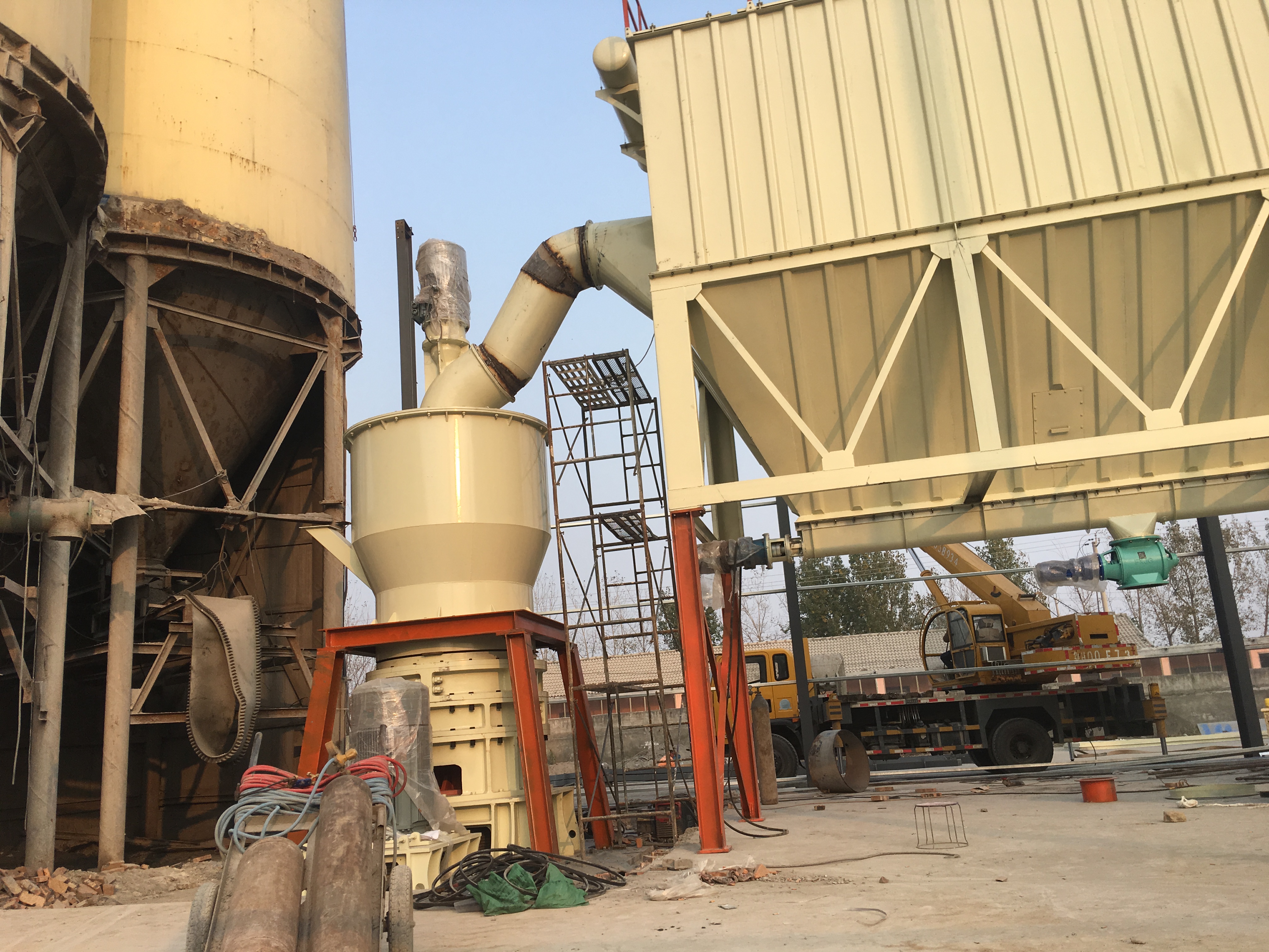Kaolin clay grinding