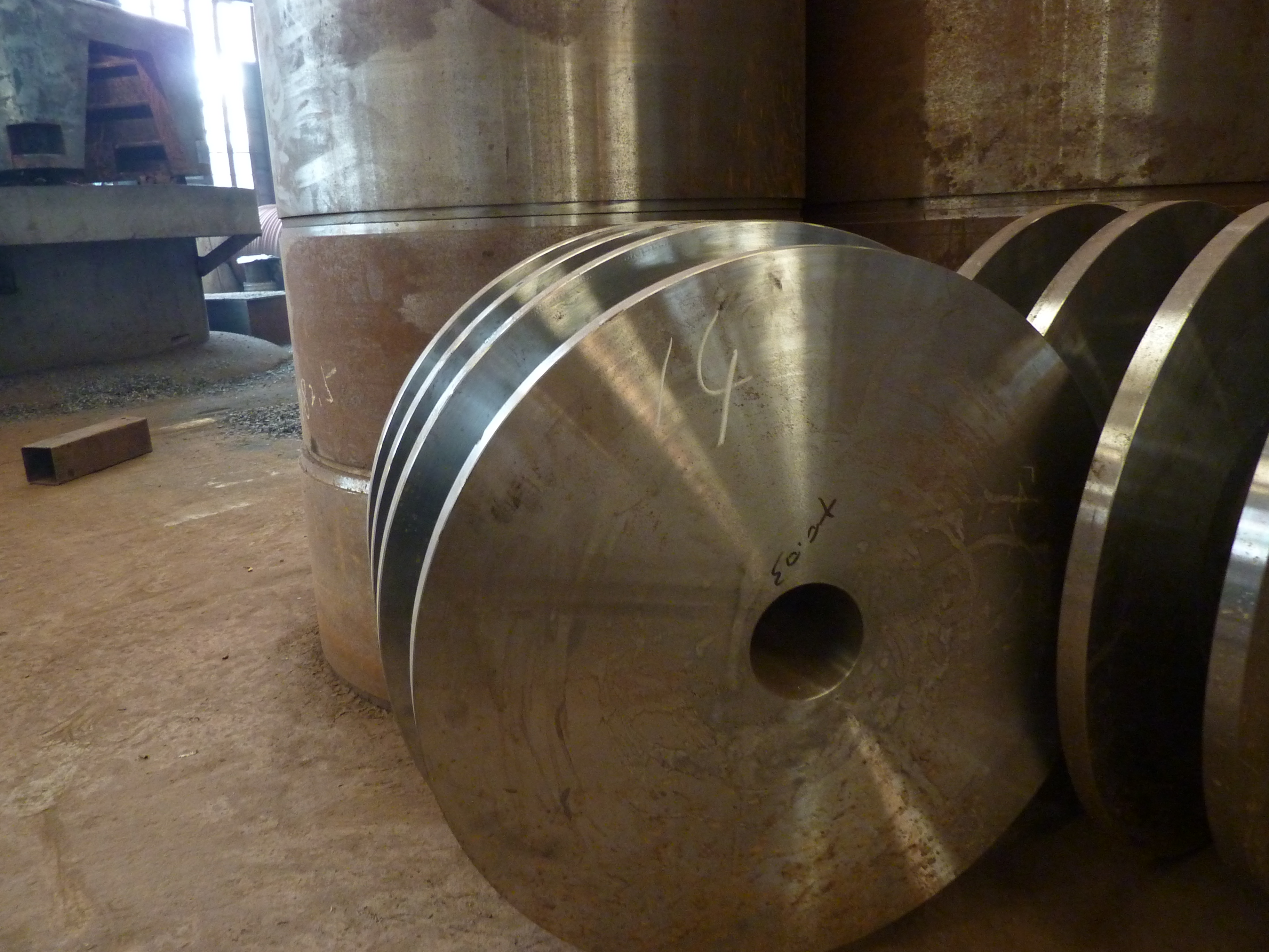 Rotating disc for ultrafine mill